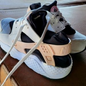 Girls size 3y Nike hurachi